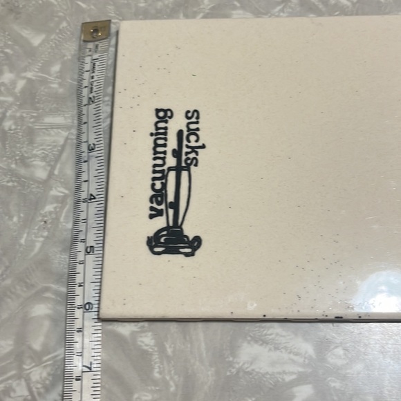 Ceramic “vacuuming sucks” tile (circa 1982) - Picture 3 of 4